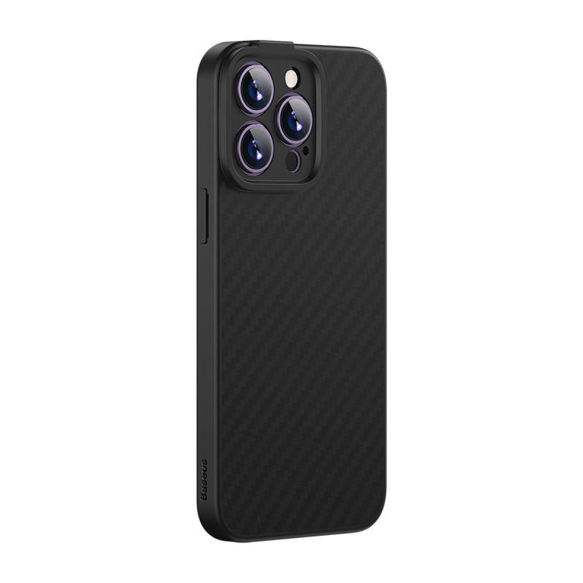 Czarne etui na iPhone'a z teksturą włókna węglowego i osłonami obiektywu aparatu jest pokazane na białym tle.
