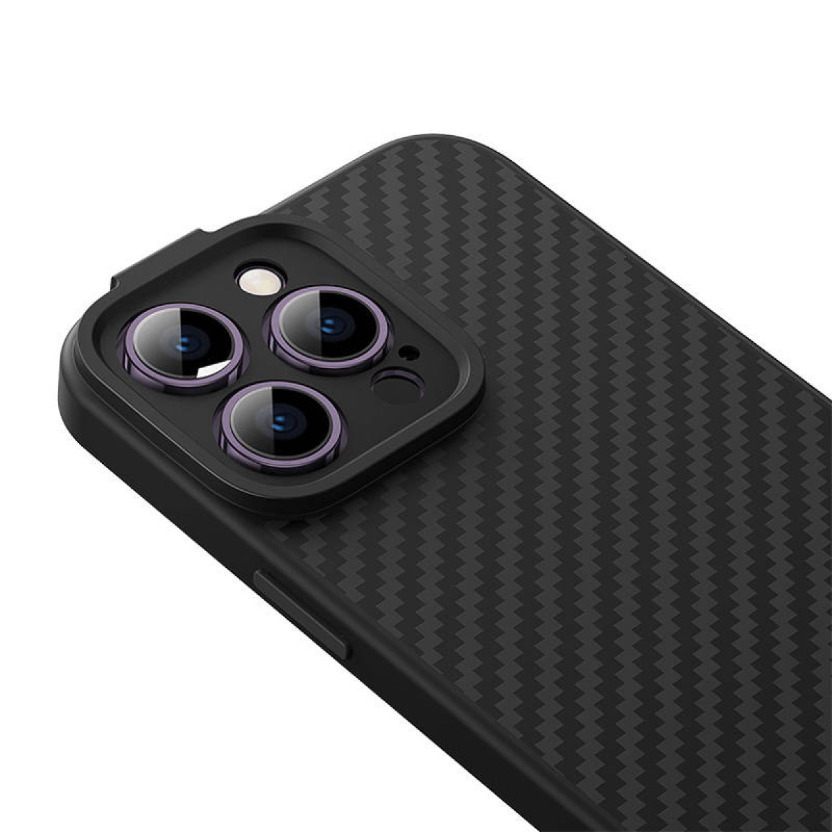 Zbliżenie na czarne etui na iPhone'a z włókna węglowego, z naciskiem na osłony obiektywu aparatu i teksturę.
