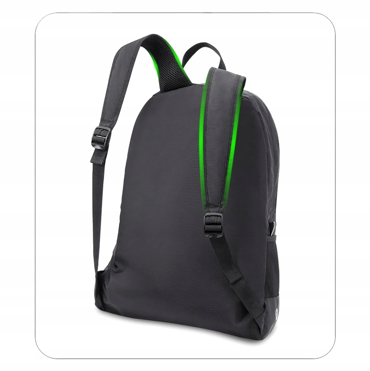 Czarny plecak z zielonymi akcentami na paskach i plecach.