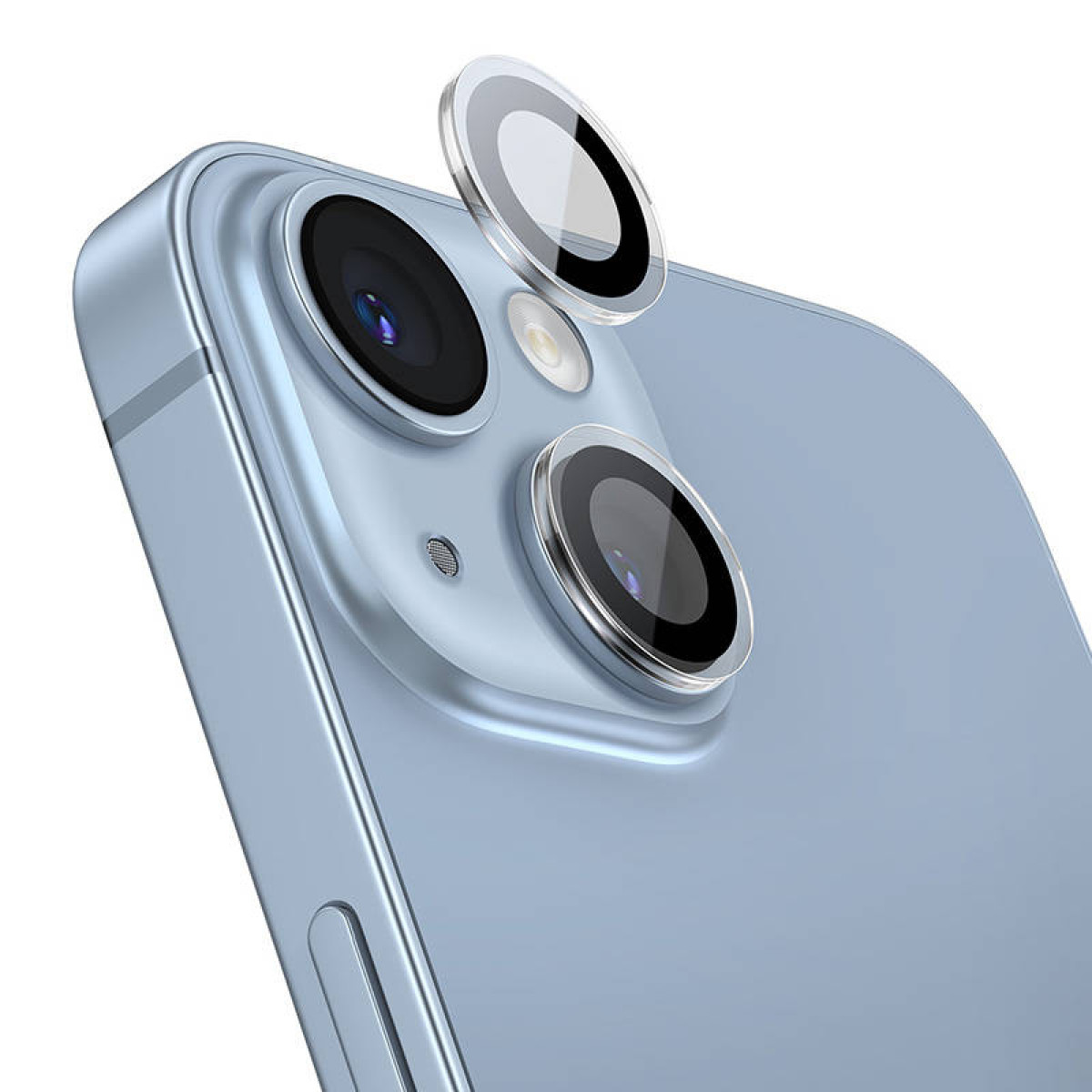 Una protezione per l'obiettivo della fotocamera del telefono viene installata su uno smartphone azzurro.