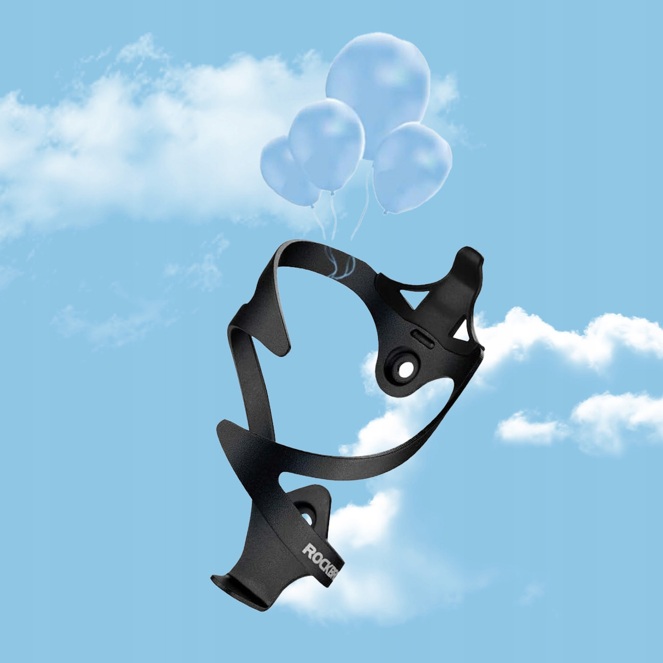 Czarny koszyk na bidon RockBros unosi się na niebie z białymi chmurami i jasnoniebieskimi balonami.