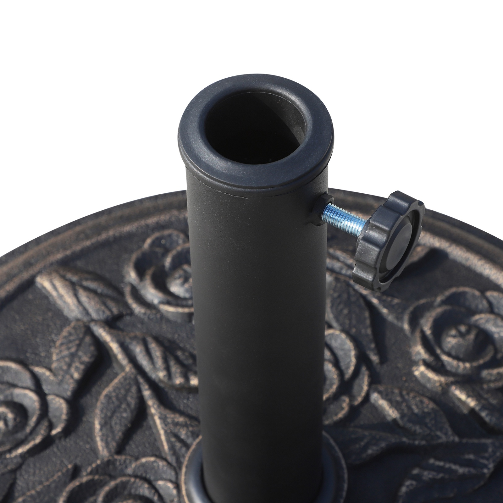 Primer plano de una base de sombrilla negra con patrones florales y un tornillo ajustable en un poste de metal.