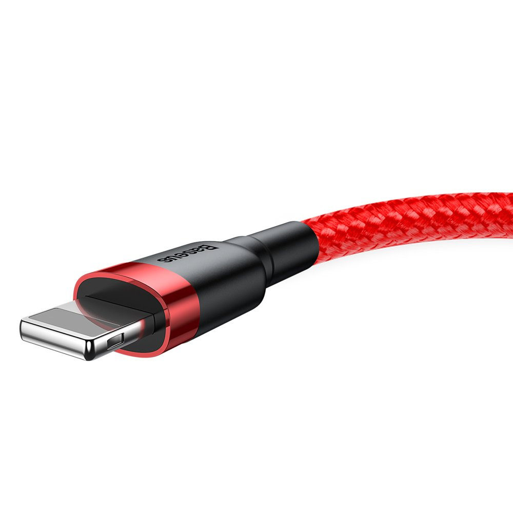 Zbliżenie czerwono-czarnego końca kabla złącza Lightning, ustawionego pod kątem na białym tle.