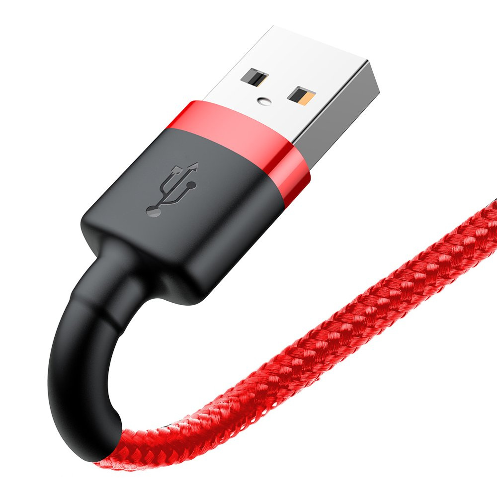 Czerwony kabel USB z czarnym i czerwonym złączem wyświetlany jest na białym tle.