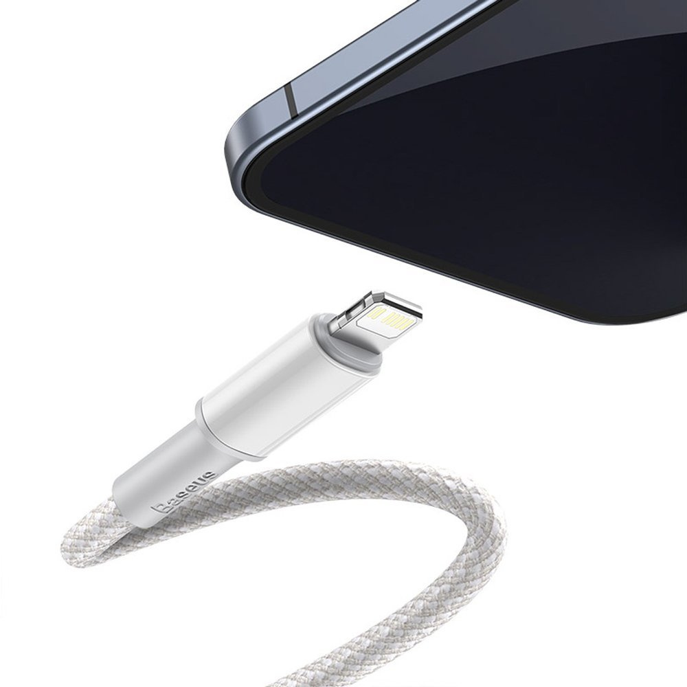 Biały kabel Baseus Lightning podłączony do czarnego smartfona na jasnym białym tle, prosty i czysty.