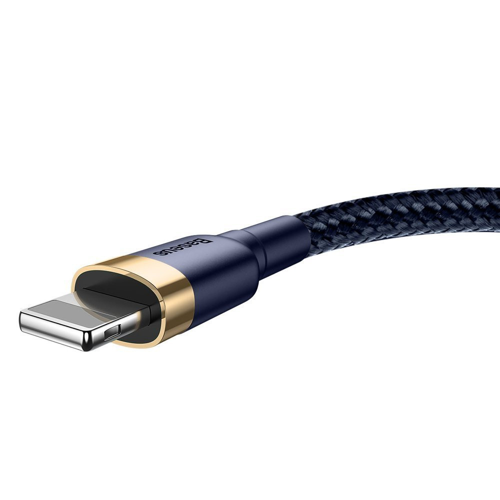 Zbliżenie kabla USB do Lightning ze złotymi akcentami i czarnym plecionym kablem.