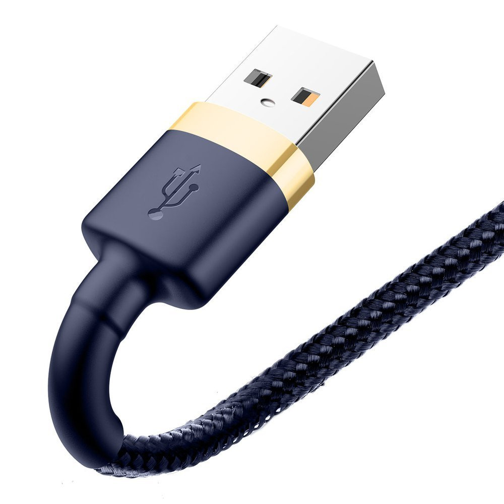 Zbliżenie kabla USB ze złączem USB-A, złotymi akcentami i czarnym kablem.