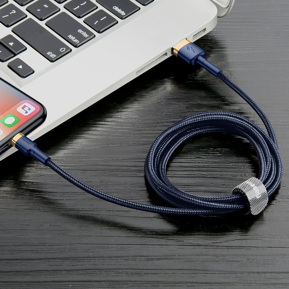 Niebieski pleciony kabel łączy telefon i laptop, prezentując trwałe rozwiązanie do ładowania i przesyłania danych.
