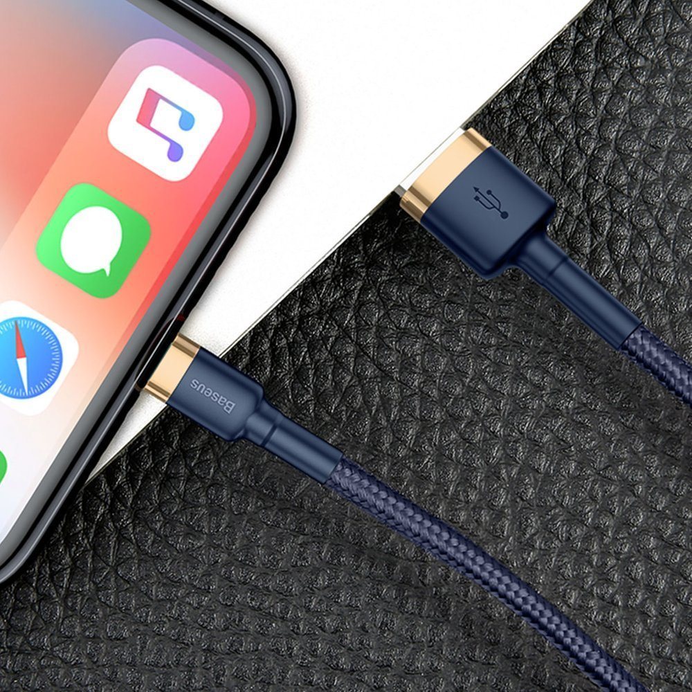 Niebieski kabel USB łączy telefon, zbliżenie podkreślające możliwości ładowania i przesyłania danych.
