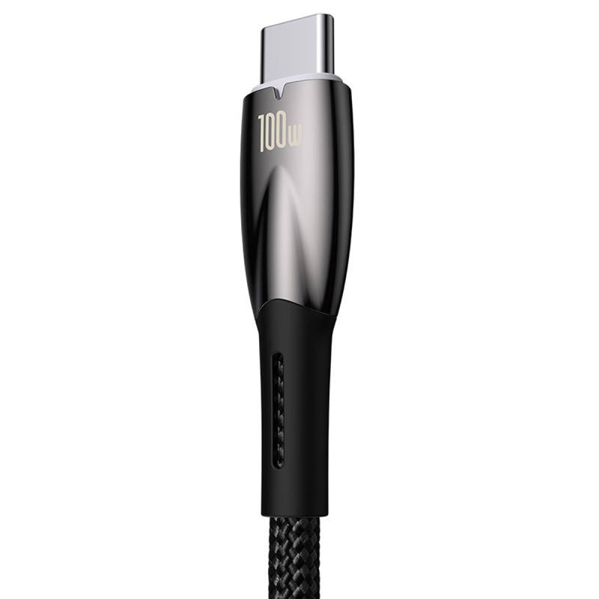 Zbliżenie kabla USB-C ze srebrnym złączem i czarnym, plecionym przewodem.