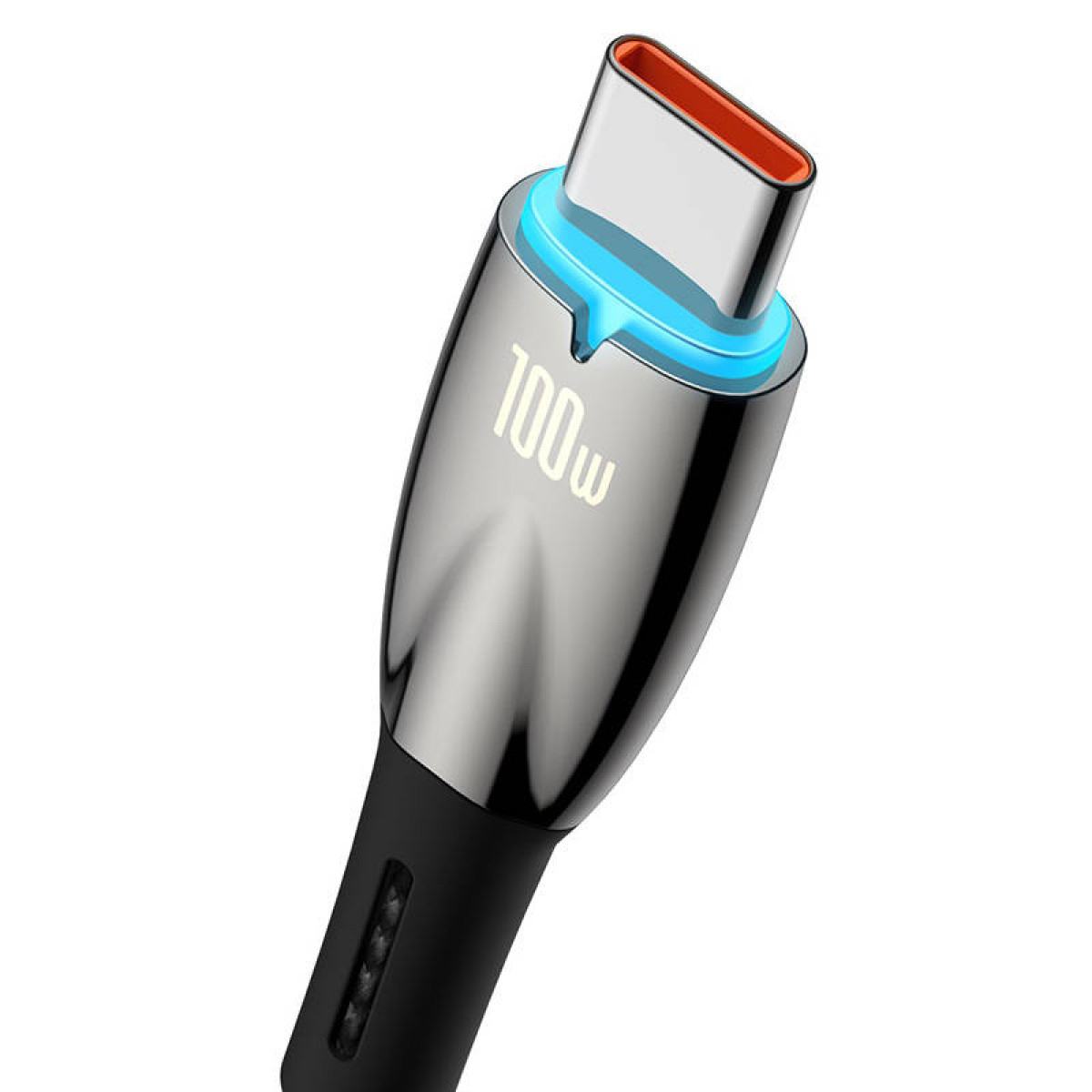 Zbliżenie kabla USB-C ze srebrnym złączem i czarnym, plecionym przewodem.