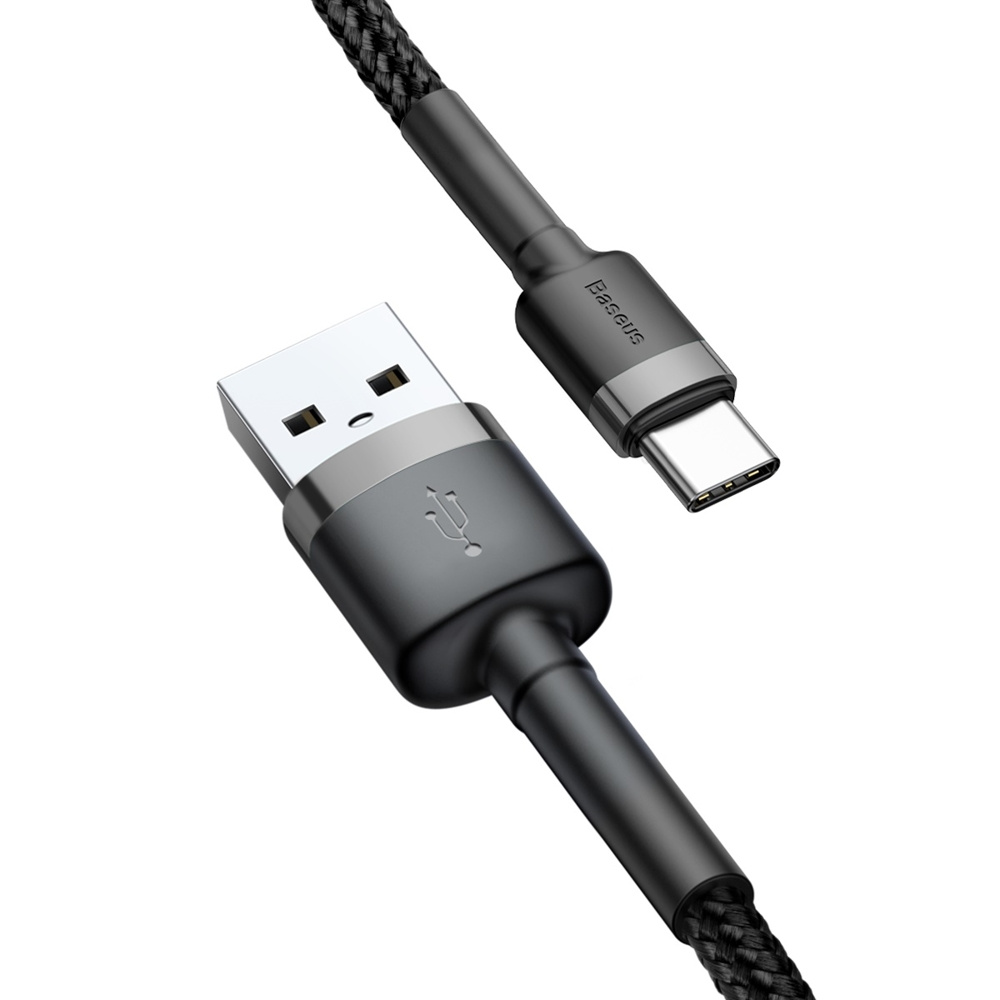 Een zwarte USB-A naar USB-C kabel met zilveren connectoren op een witte achtergrond.