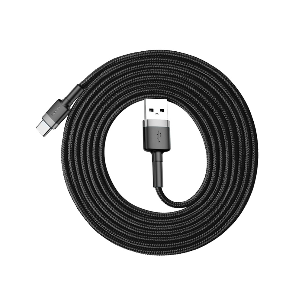 Een zwarte USB-C naar USB-A kabel opgerold in een cirkel op een witte achtergrond.