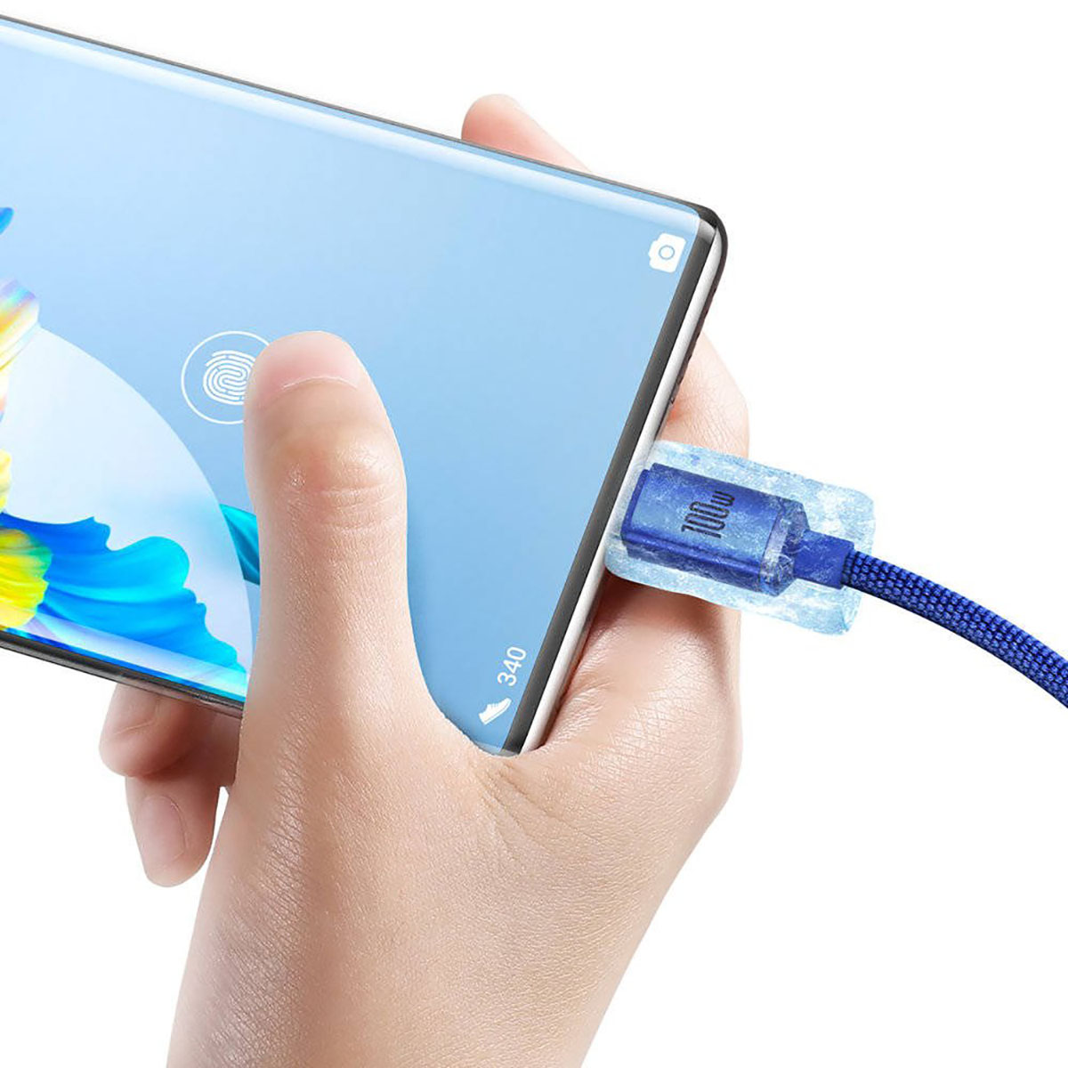 Una mano tiene un telefono in carica con un cavo blu. Lo schermo mostra un'icona di impronta digitale.