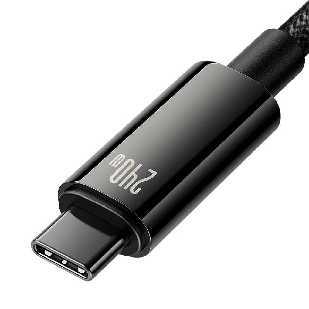 Close-up van een zwarte 240W USB-C-kabelconnector met zichtbare pinnen op een witte achtergrond.