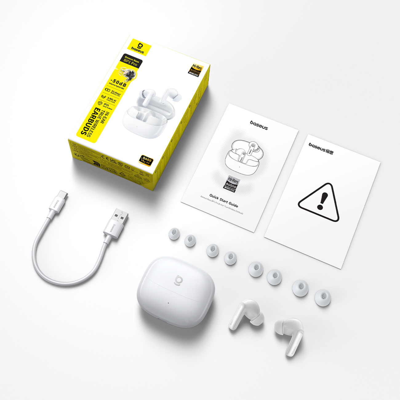 Baseus-Ohrhörerbox, Ladekabel, Ohrstöpsel, Ladeetui und Handbuch auf einer weißen Oberfläche.