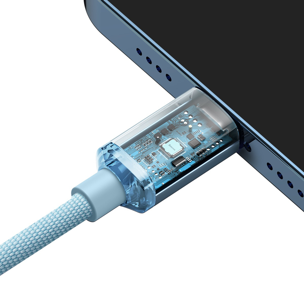 Jasnoniebieski kabel Baseus jest podłączony do niebieskiego telefonu. Kabel ma przezroczyste złącze.