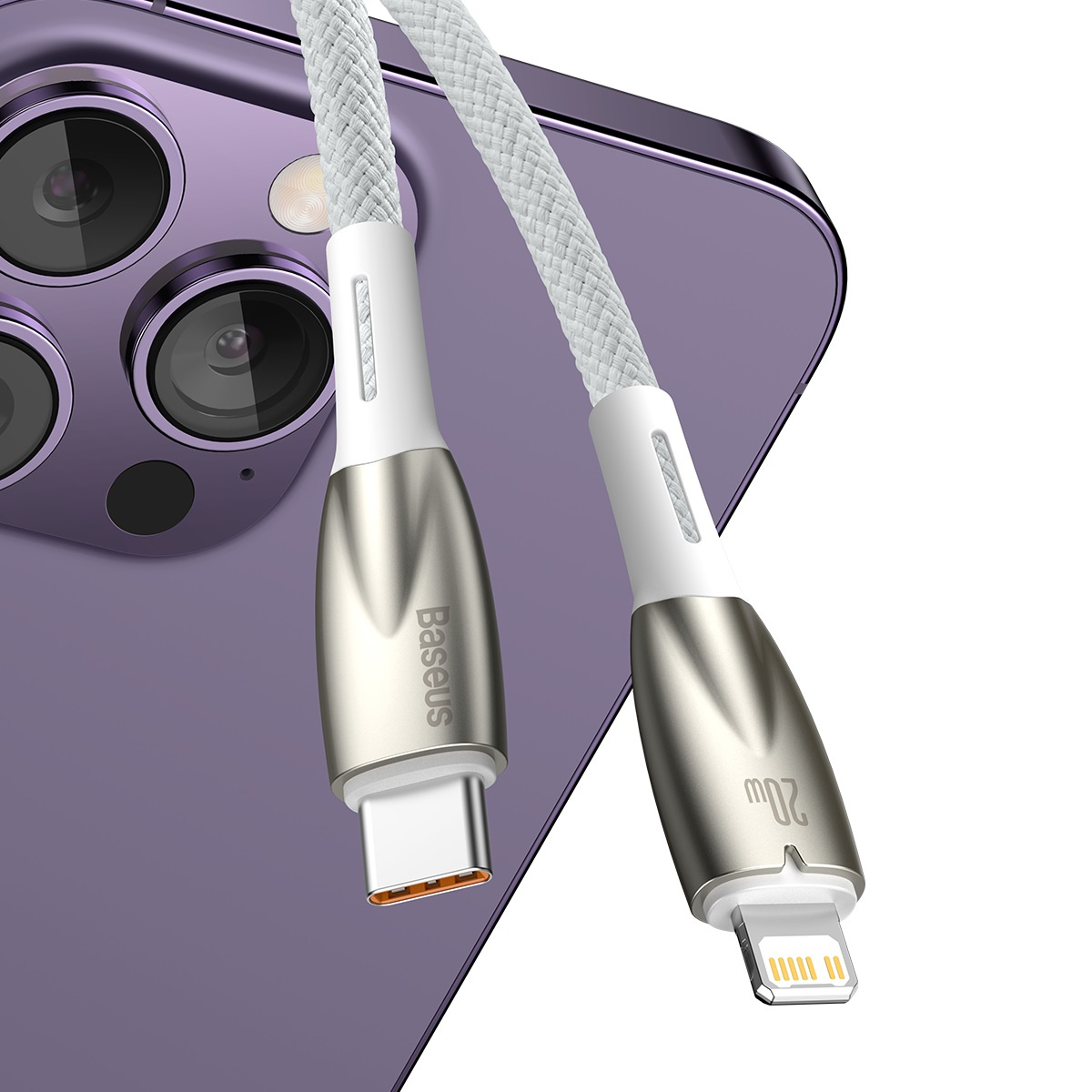 Srebrny i biały kabel do ładowania Baseus ze złączem Lightning i USB-C obok fioletowego telefonu.