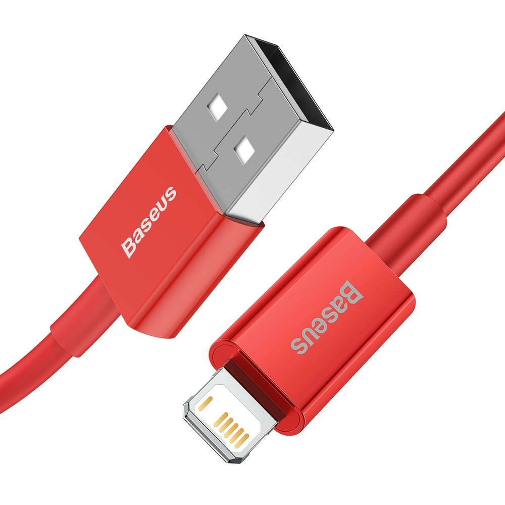 Rode Baseus-oplaadkabel met Lightning- en USB-connector op een witte achtergrond.