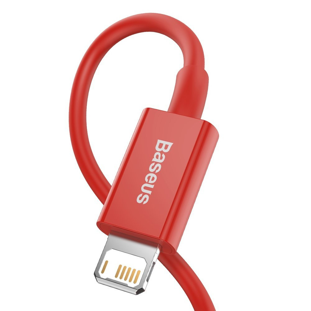 Close-up van rode Baseus-oplaadkabel met een Lightning-connector op een witte achtergrond.