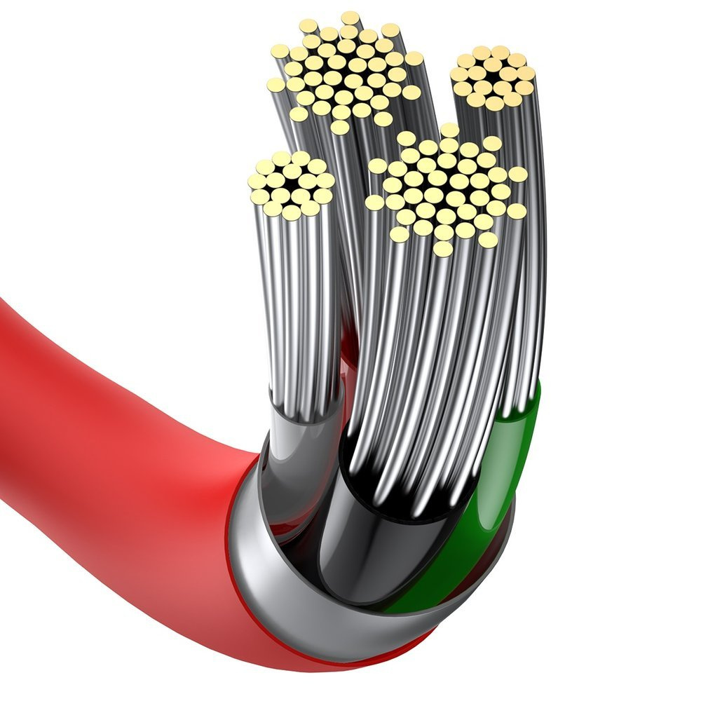 Close-up van de interne draden van een oplaadkabel: zilver, goud, groen, zwart en rood voor stroom- en gegevensoverdracht.