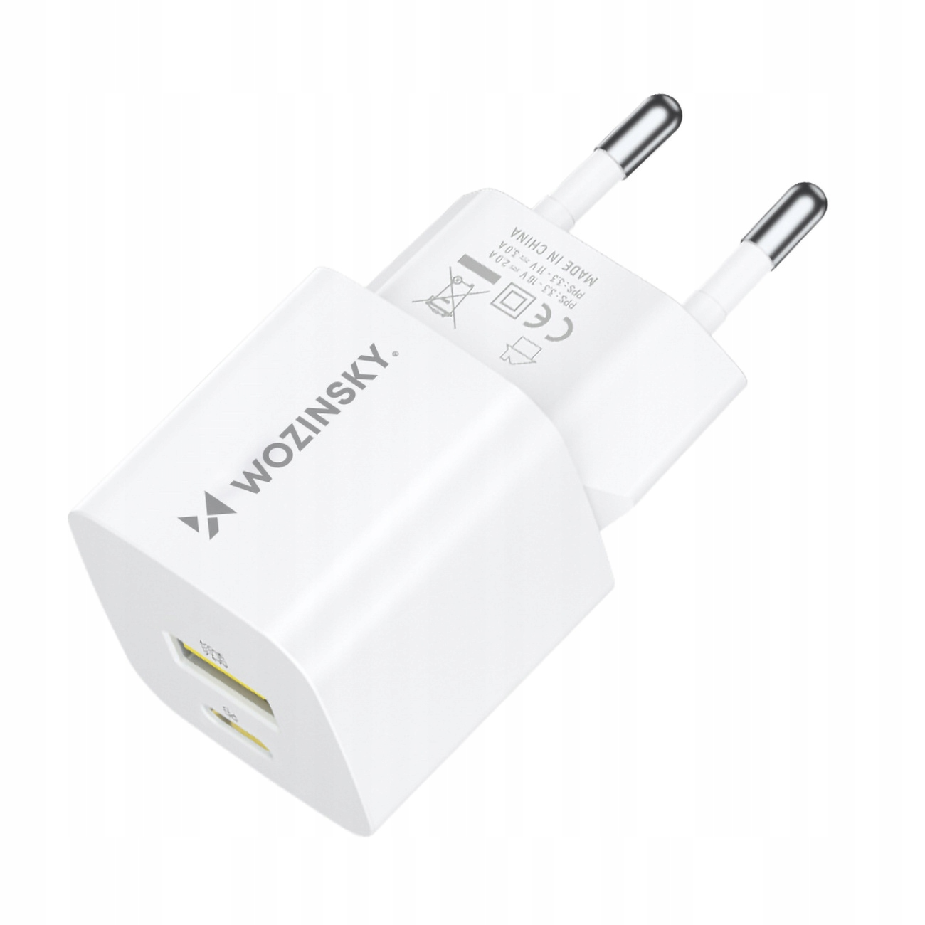 Biała ładowarka USB z dwoma portami, ustawiona pod kątem na białym tle, widok z bliska.