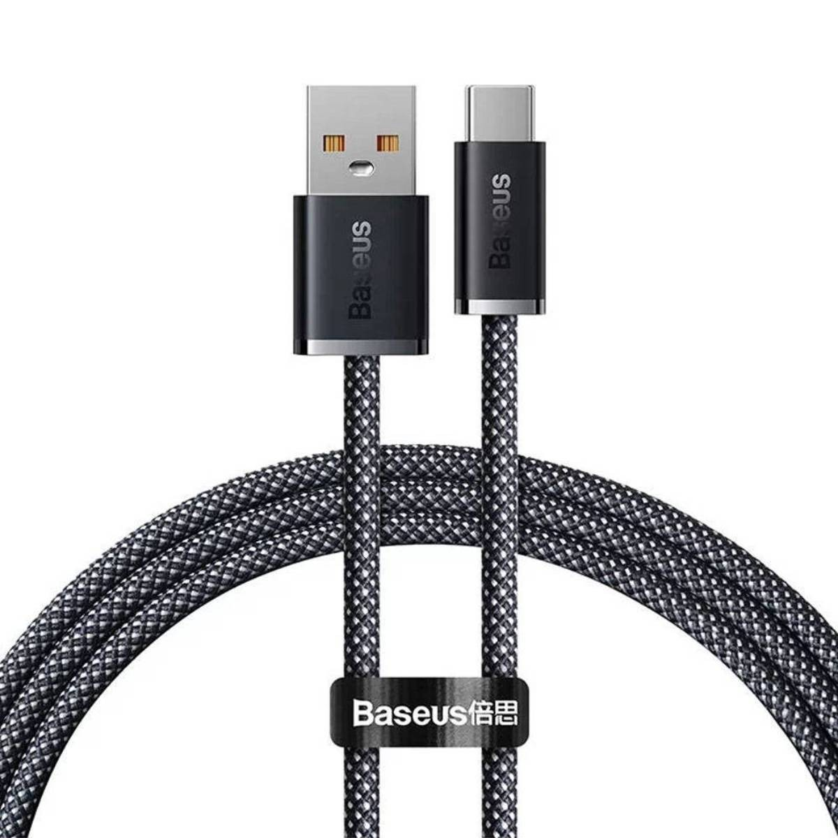 Un cavo da USB a USB-C con un design intrecciato è visualizzato su uno sfondo bianco.