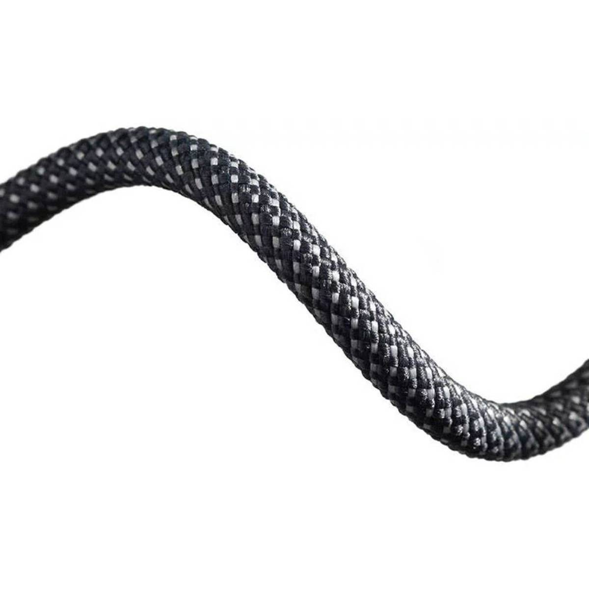 Un primo piano mostra un cavo intrecciato bianco e nero in una leggera curva su sfondo bianco.