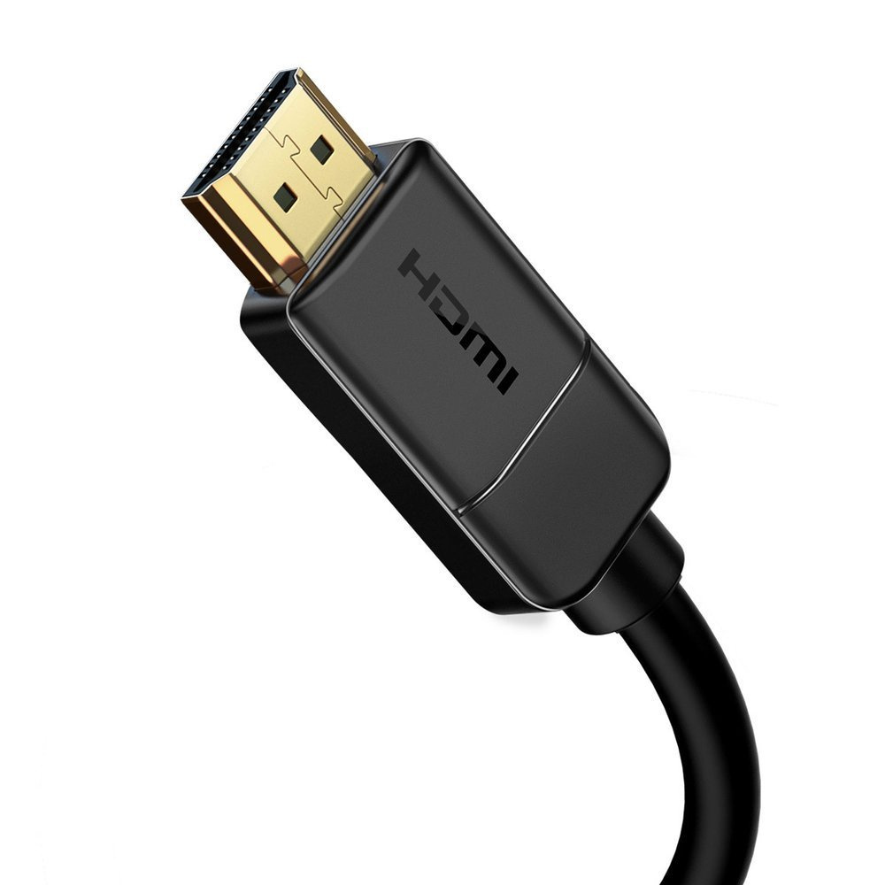 Zbliżenie czarnego złącza HDMI z pozłacanym interfejsem na białym tle.