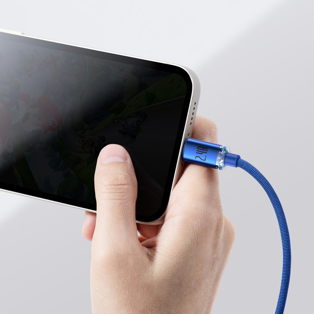 Ręka podłącza niebieski kabel ładujący do telefonu. Kabel ma wyświetlacz.
