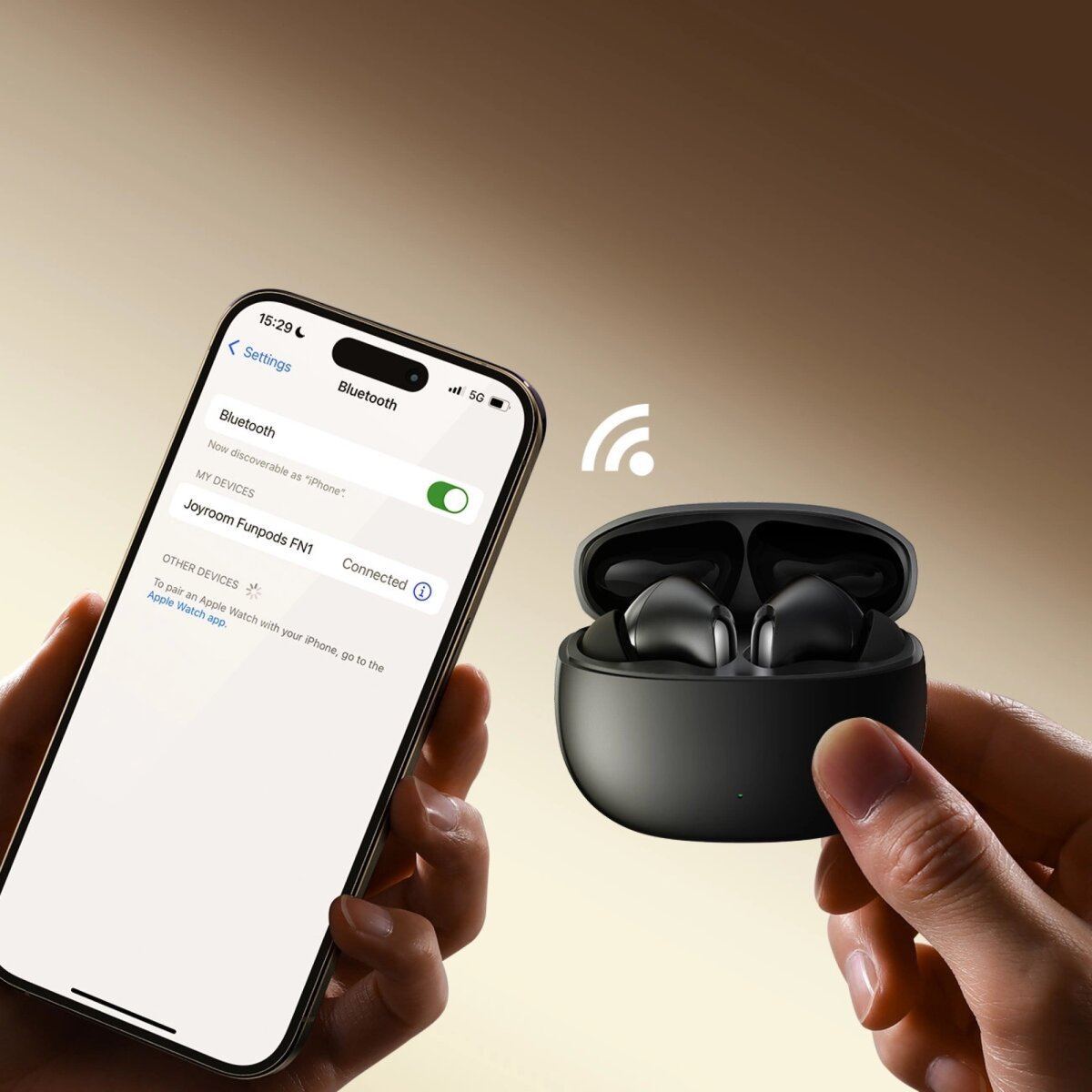 Mani di una persona che tiene un telefono collegato ad auricolari wireless nella custodia. Impostazioni Bluetooth.