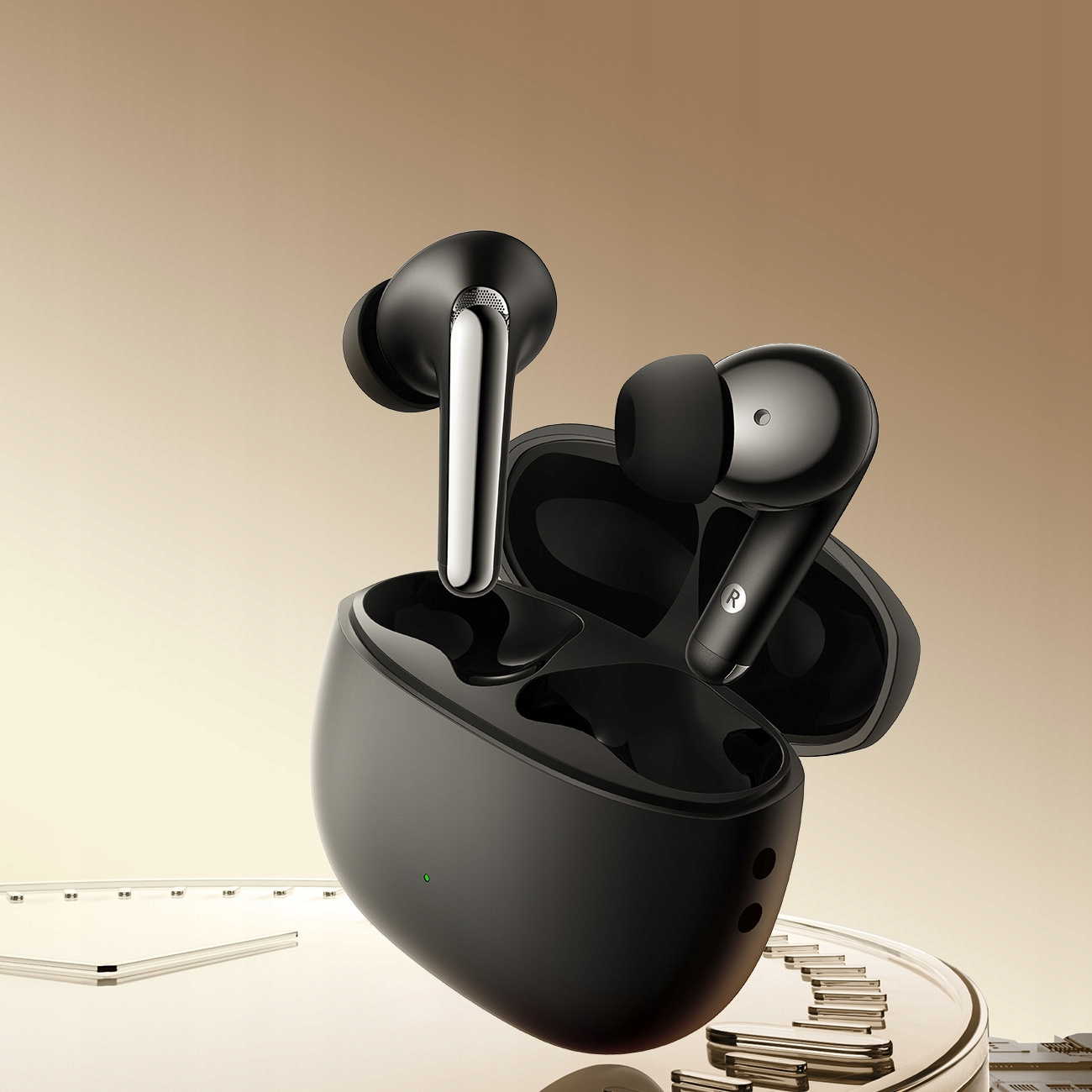Auricolari neri in un astuccio. Gli auricolari sono neri e argentati. Lo sfondo è dorato e in vetro.