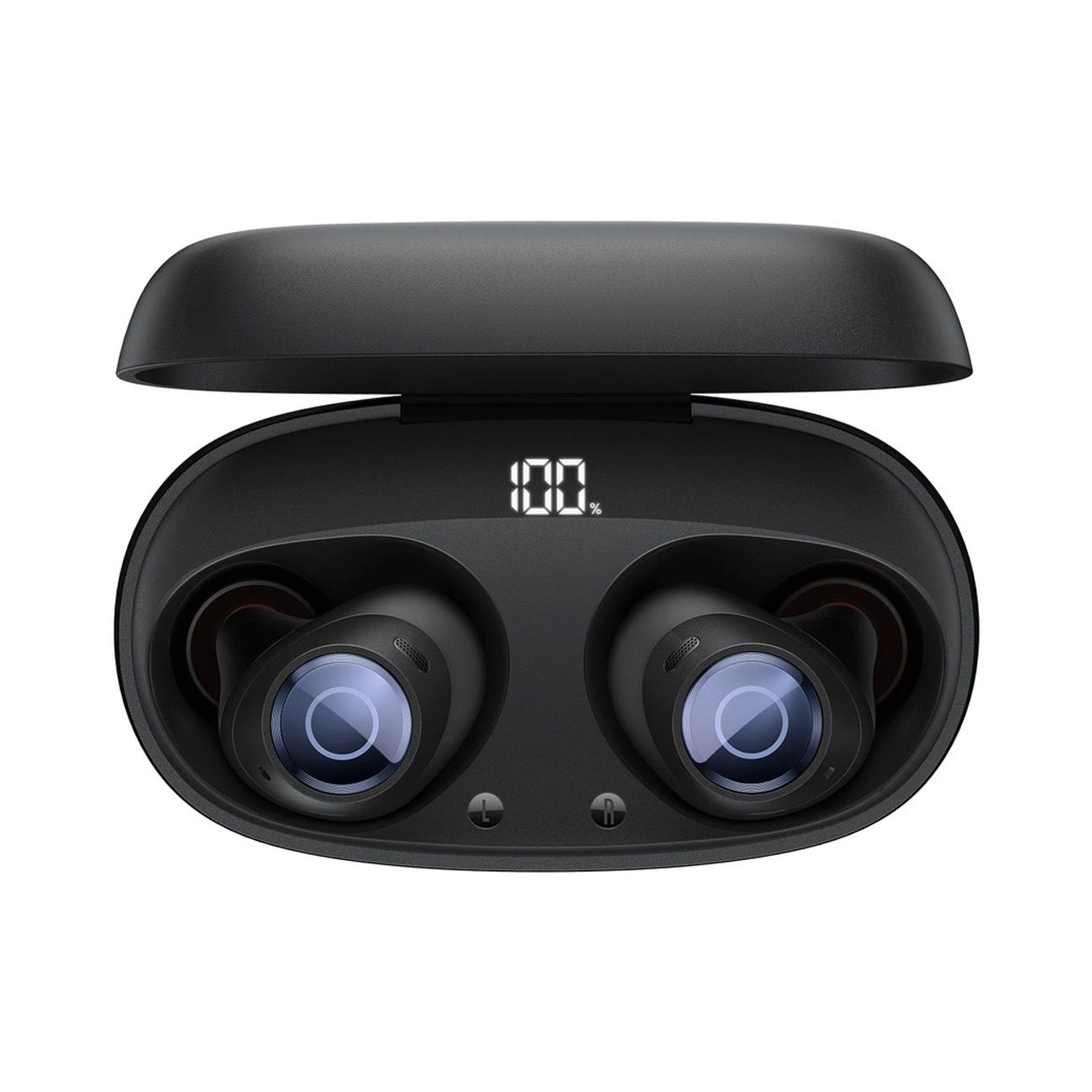 Otwarte czarne etui ładujące do bezprzewodowych słuchawek z wkładkami dousznymi w środku, pokazujące 100% naładowania.