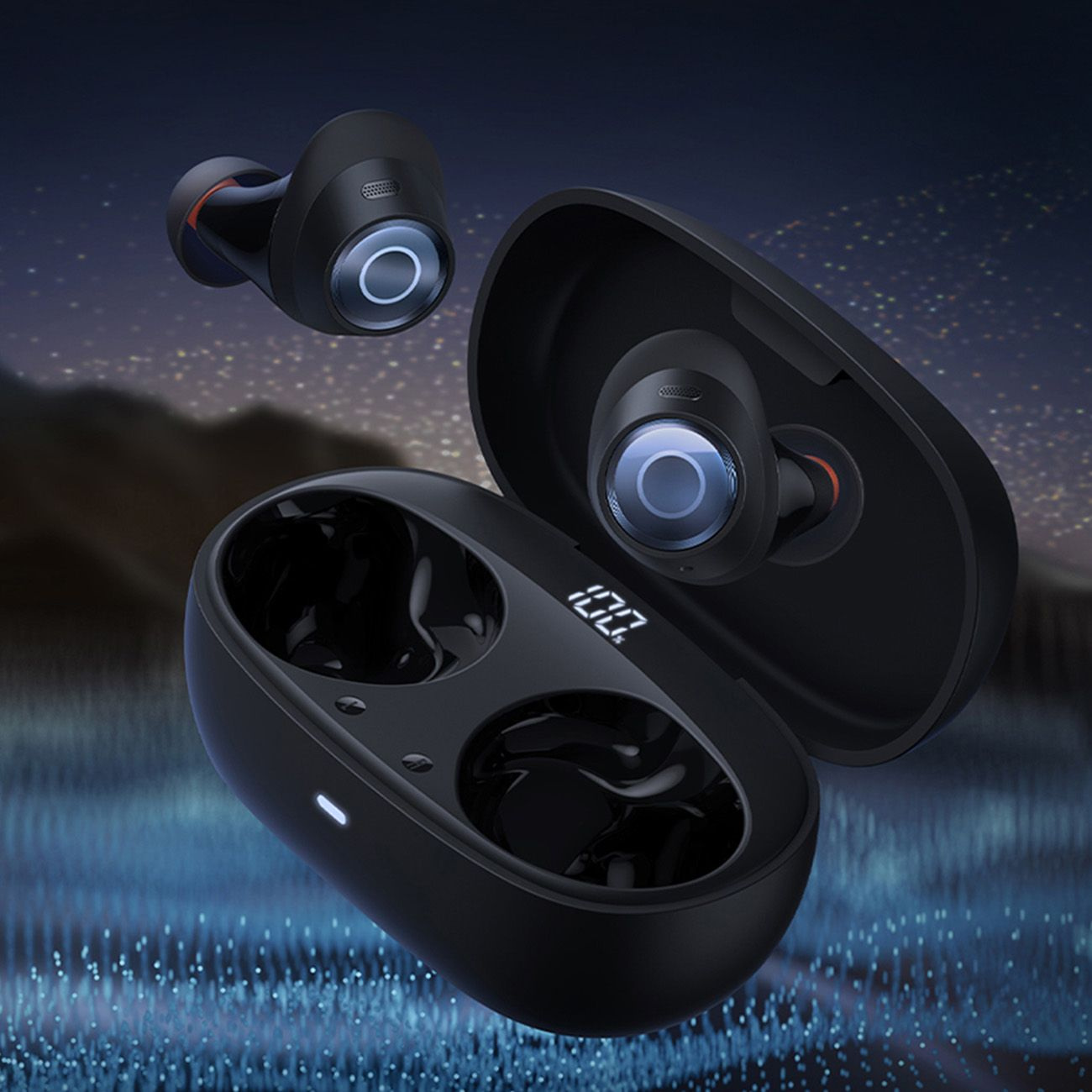 Czarne bezprzewodowe słuchawki z etui ładującym pokazującym 100% baterii na tle gwiaździstego nieba.