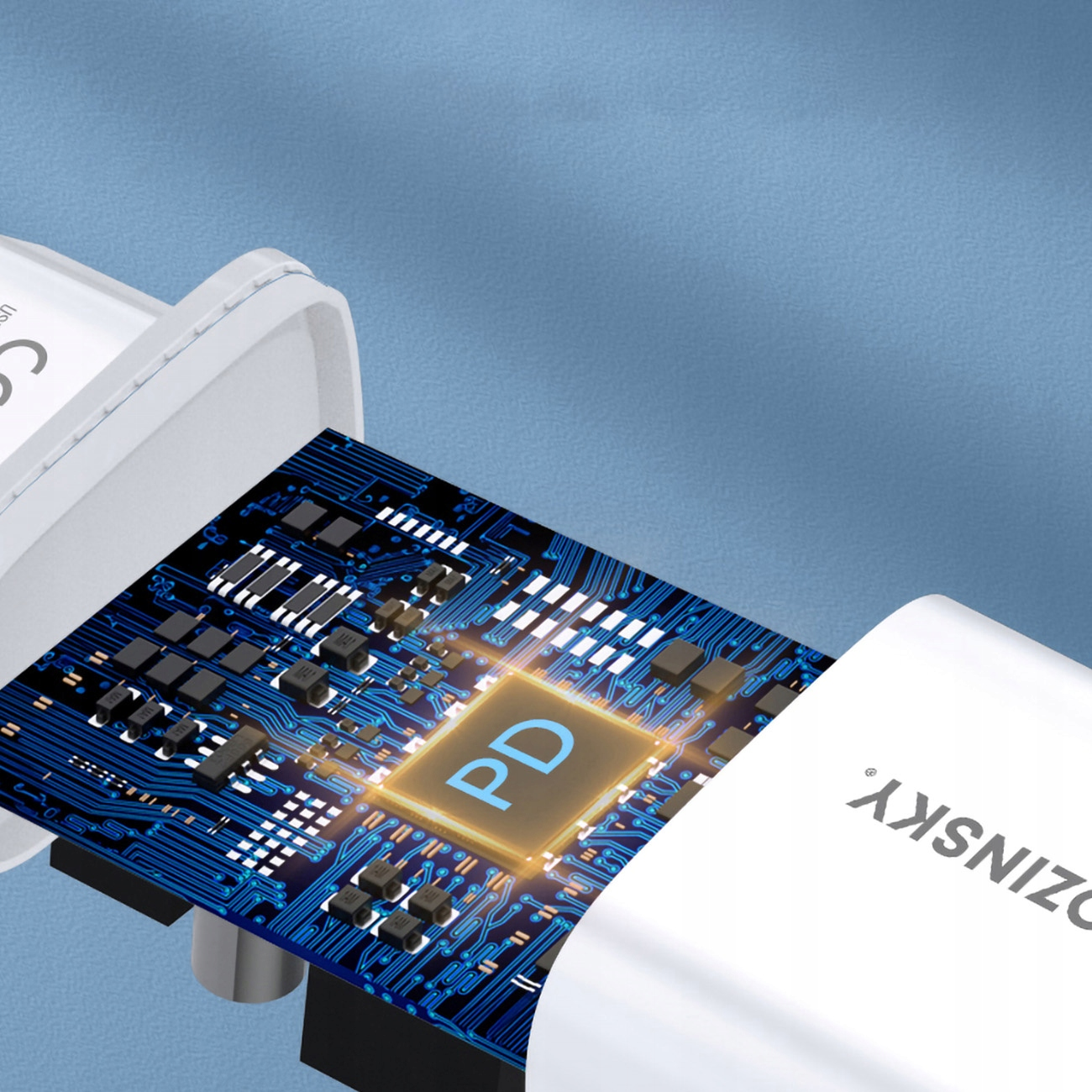 Zbliżenie białej ładowarki z widoczną płytką drukowaną oznaczoną „PD” na jasnoniebieskim tle.