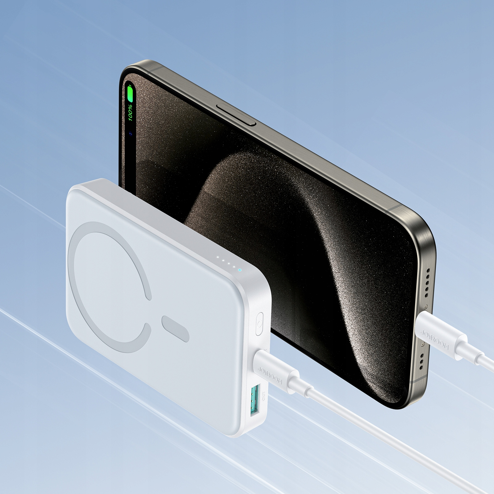 Biały power bank ładujący czarny telefon. Biały kabel łączący. Niebieskie gradientowe tło.