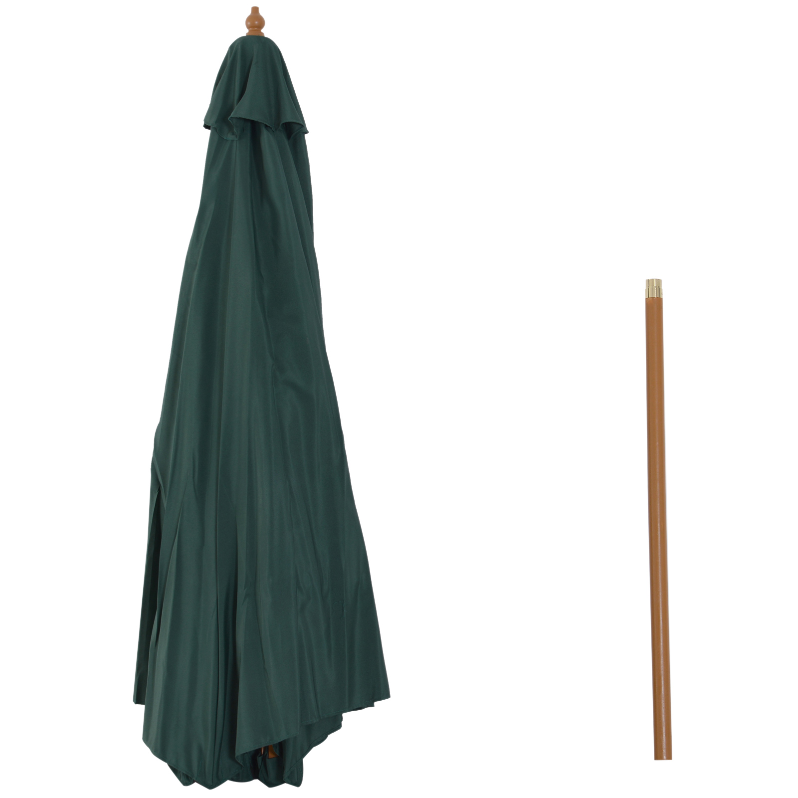 Una sombrilla verde oscuro plegada junto a un poste de madera, ambos sobre un fondo blanco.