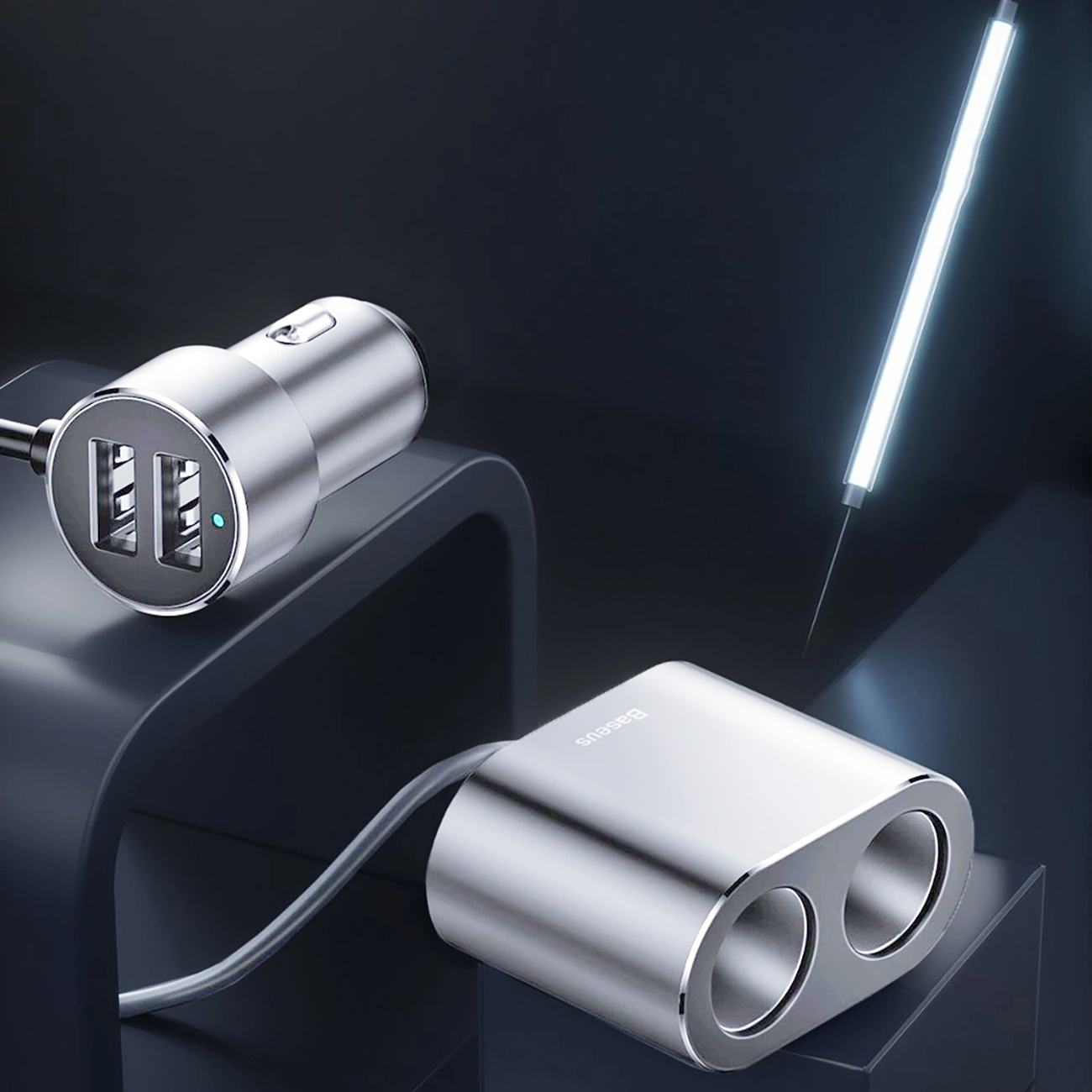 Srebrna ładowarka samochodowa z dwoma portami, port USB z boku. Ciemne tło ze światłem.