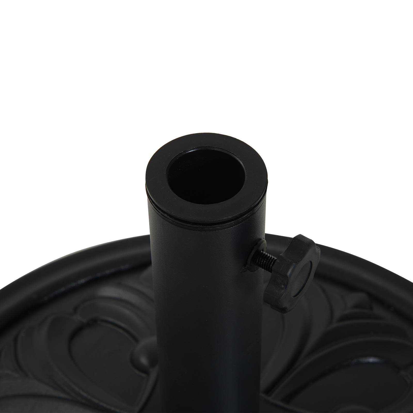 Un primer plano de una base de sombrilla negra y ornamentada con una perilla de ajuste negra sobre un fondo blanco.
