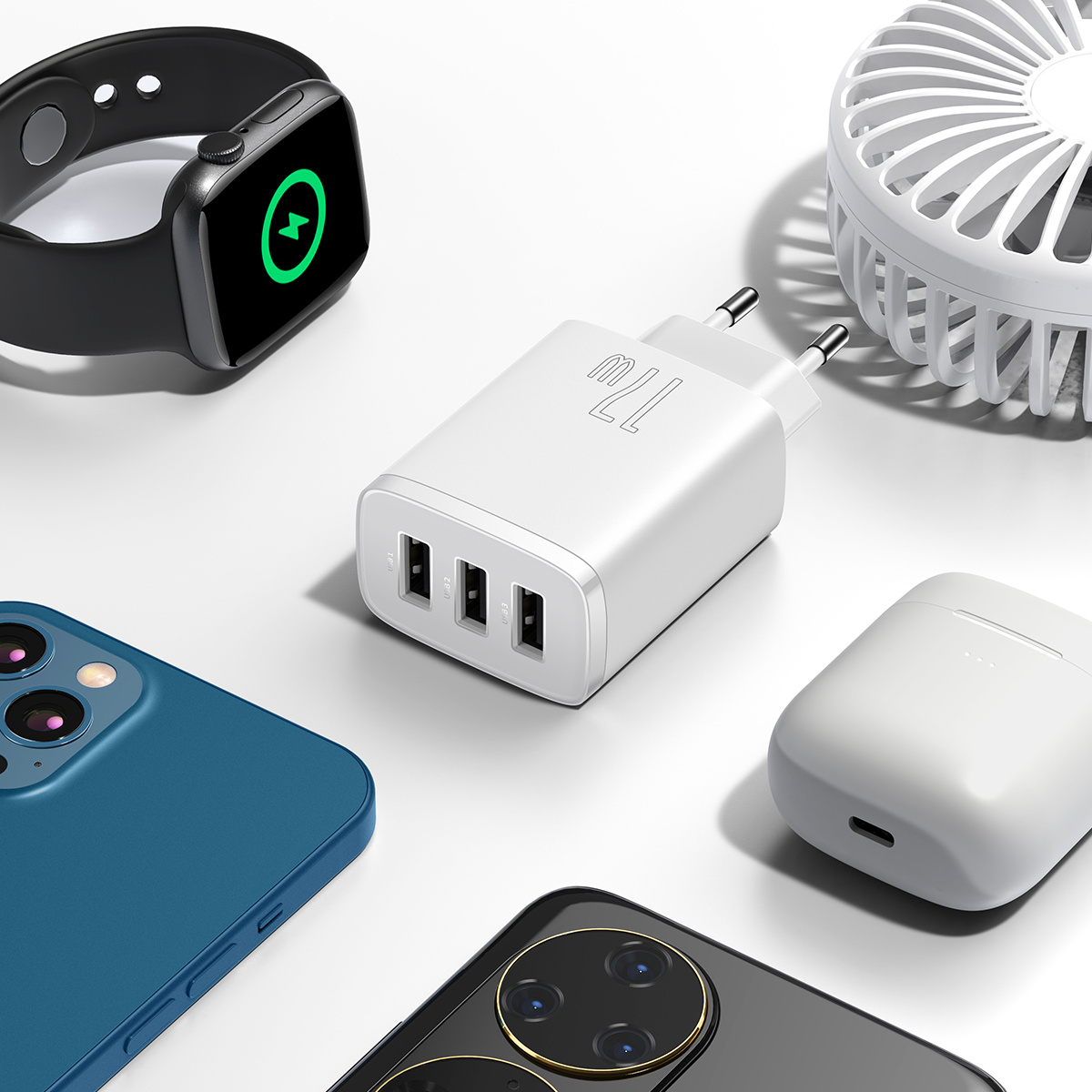 Ładowarka 17W jest otoczona przez smartwatch, telefon, słuchawki douszne i mini wentylator na białej powierzchni.