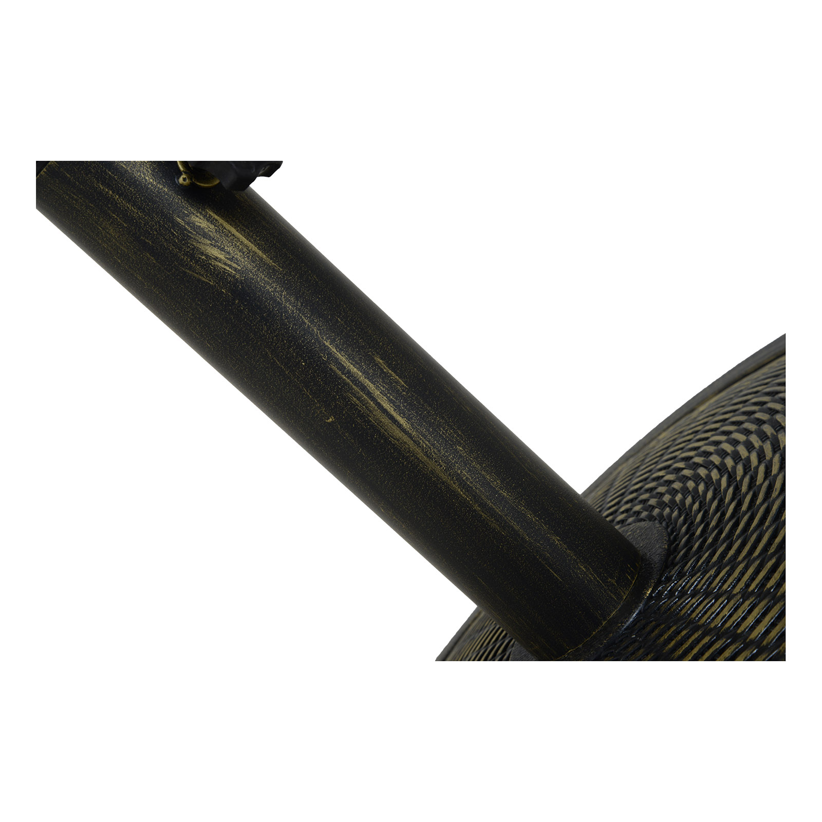 Primer plano en ángulo de una base de sombrilla negra y dorada con un patrón tejido y un poste de metal.