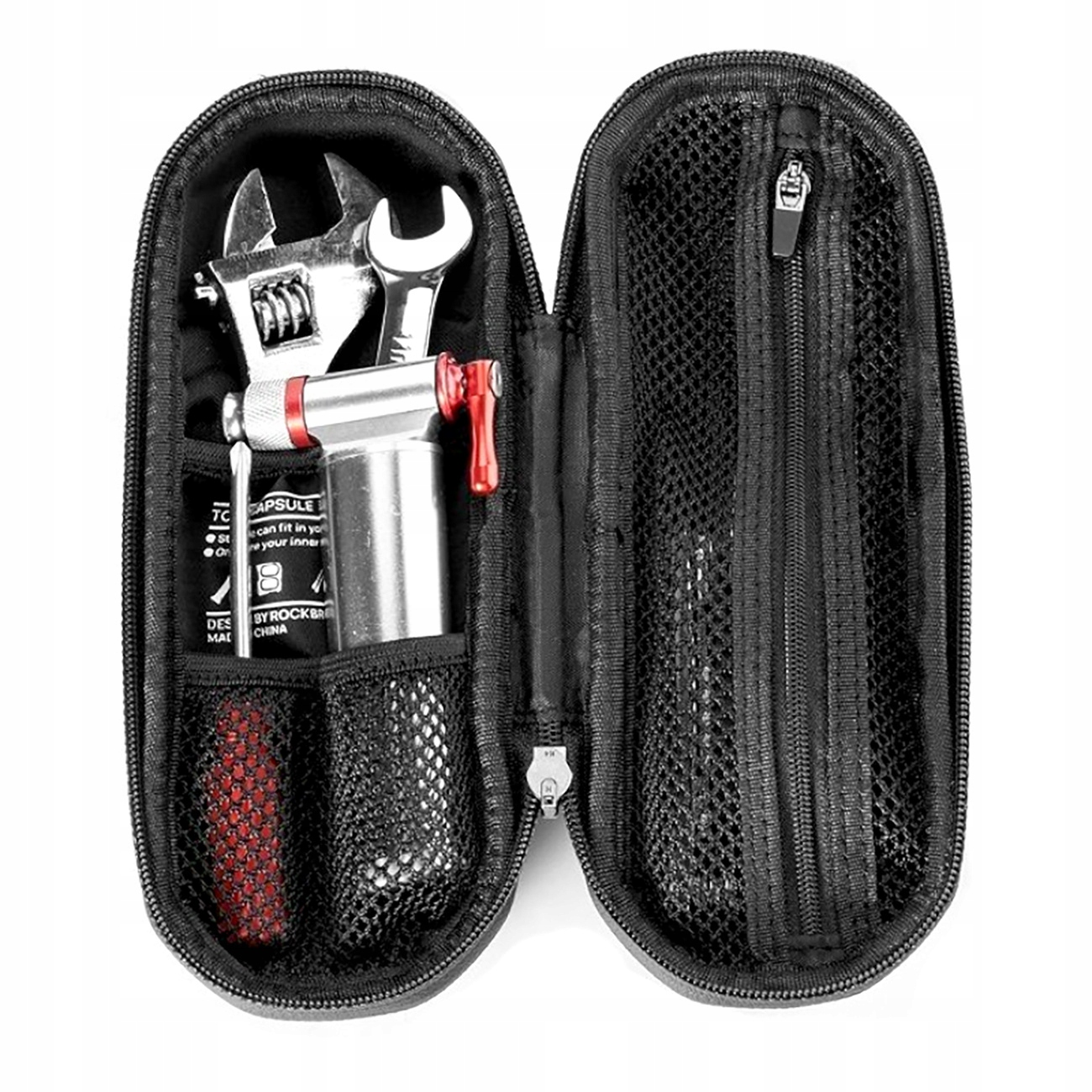 Otwarty czarny zestaw do naprawy rowerów z narzędziami, takimi jak klucz, pompka i śrubokręt w środku, na białym tle.