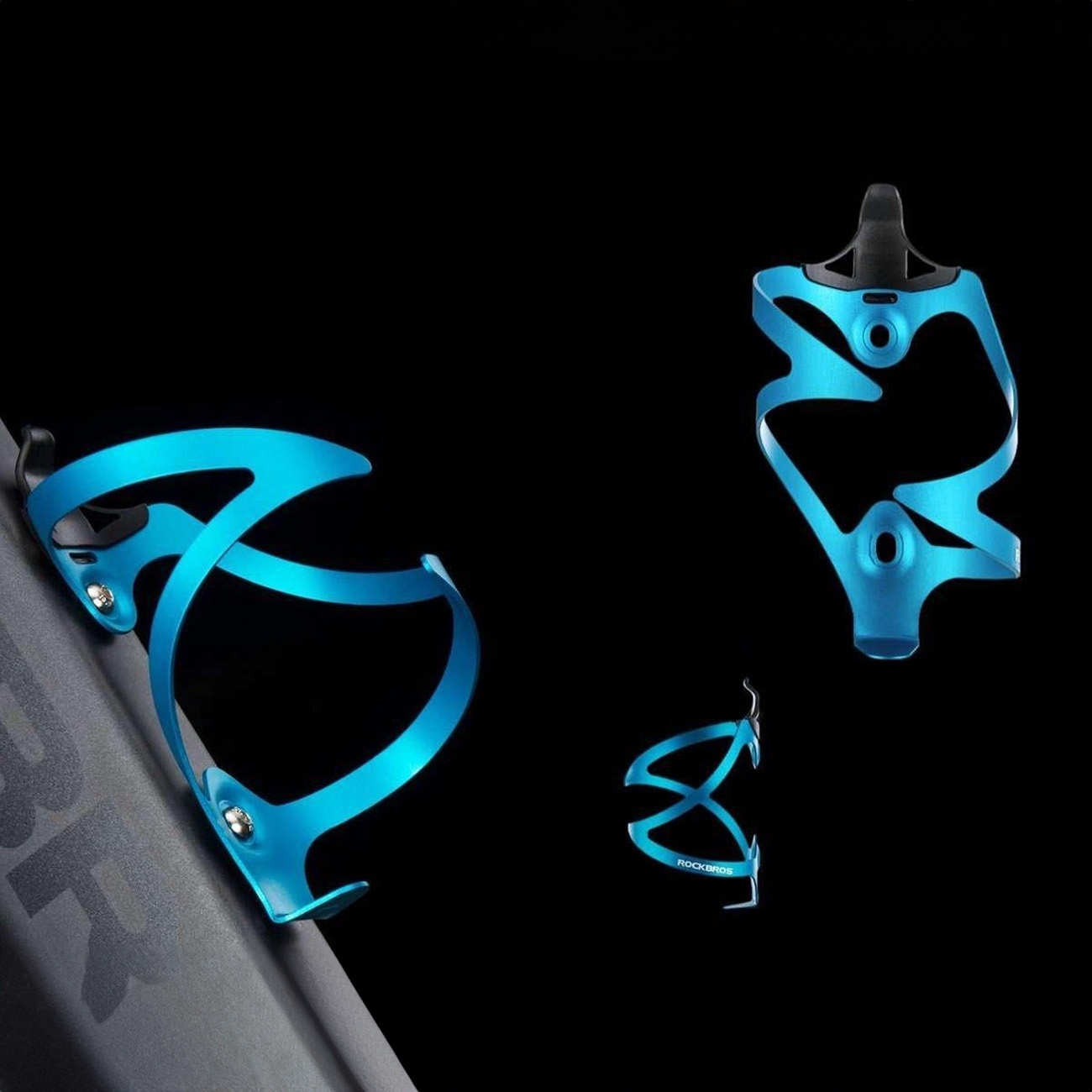 Na czarnym tle w ujęciu studyjnym wyświetlanych jest kilka niebieskich koszyków na bidon rowerowy.