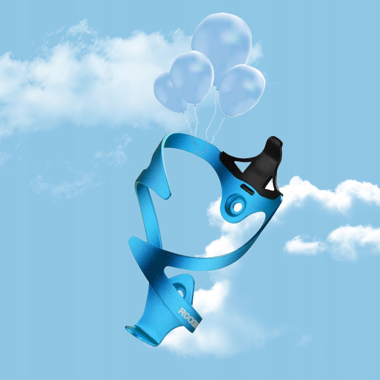 Niebieski koszyk na bidon rowerowy unosi się na błękitnym niebie z chmurami i balonami, ujęcie studyjne.