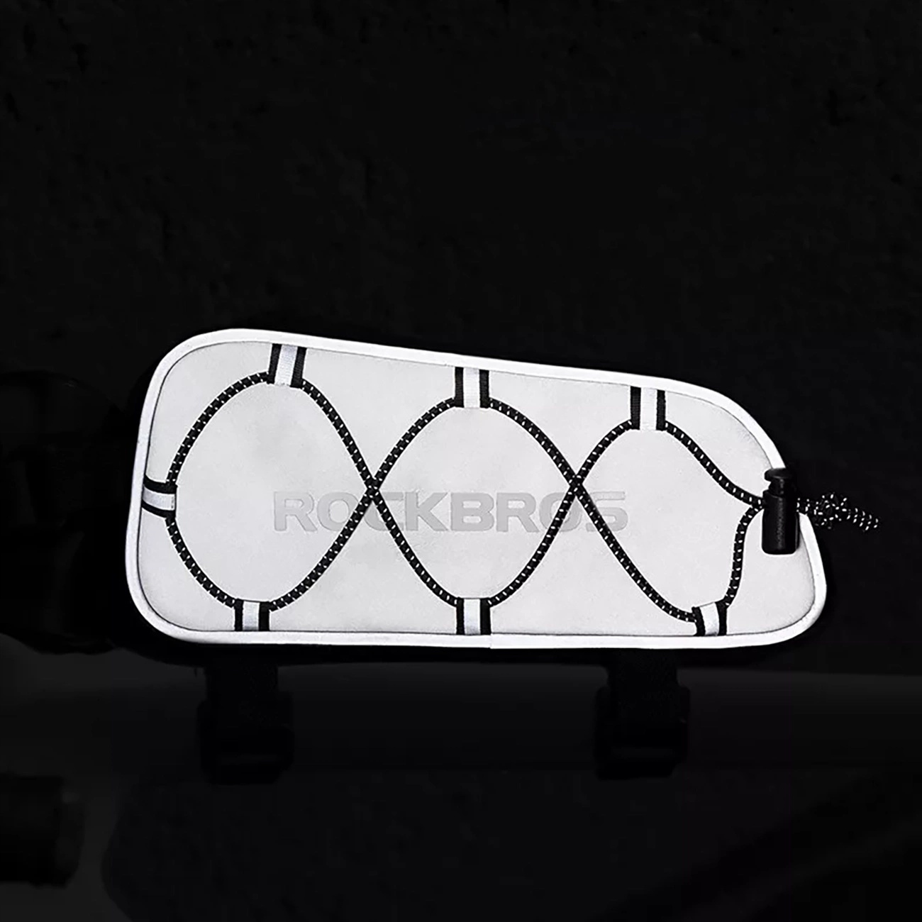 Szara torba rowerowa ROCKBROS z czarnymi paskami i gumką jest wyświetlana na czarnej powierzchni.