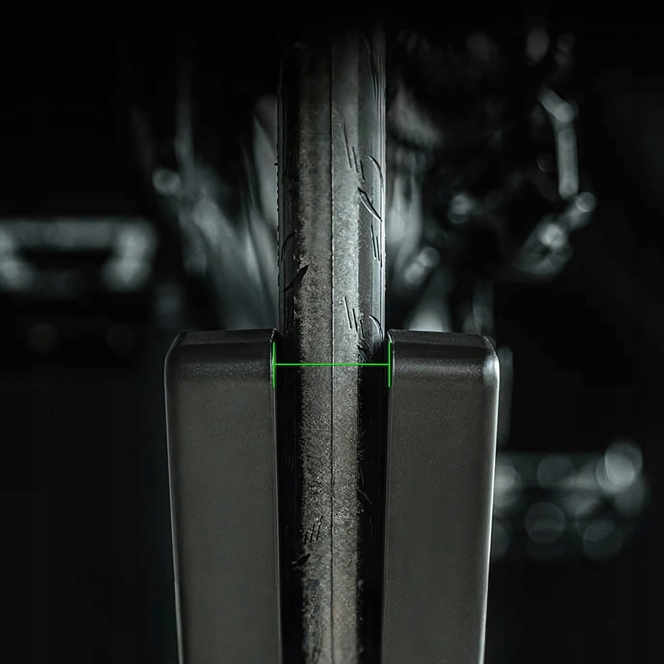 Opona rowerowa znajduje się w czarnym stojaku rowerowym ROCKBROS. Tylko opona jest ostra.