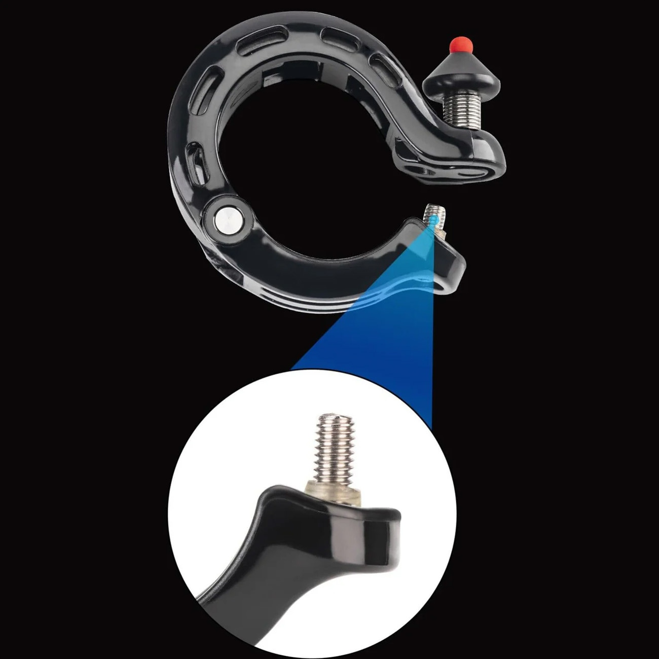 Zdemontowany czarny dzwonek rowerowy z widoczną sprężyną i czerwonym przyciskiem, odizolowany na czarnym tle.