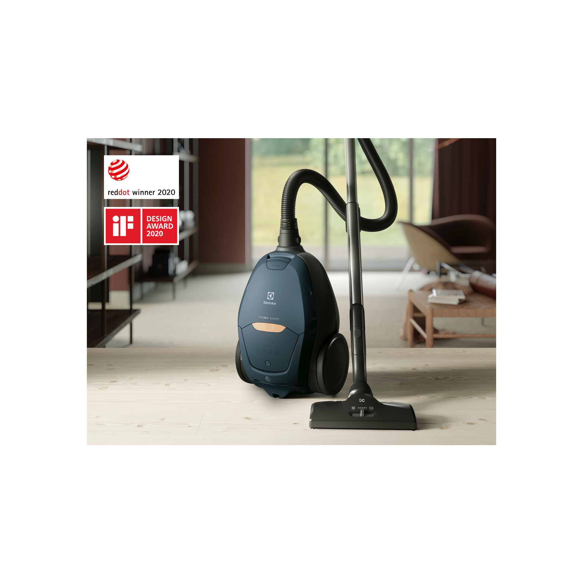 Un aspirapolvere Electrolux con una bacchetta argentata su uno sfondo sfocato di un soggiorno.