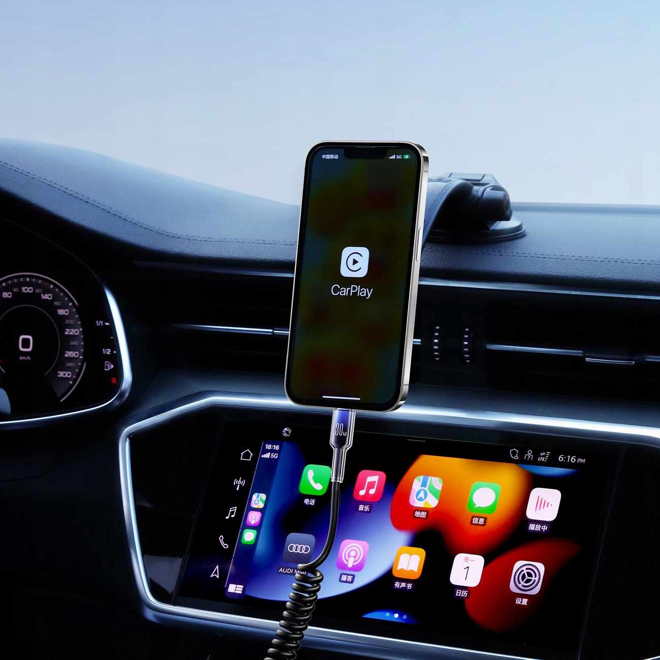 Telefon zamontowany w samochodzie wyświetla CarPlay, podłączony do deski rozdzielczej za pomocą spiralnego kabla ładującego.