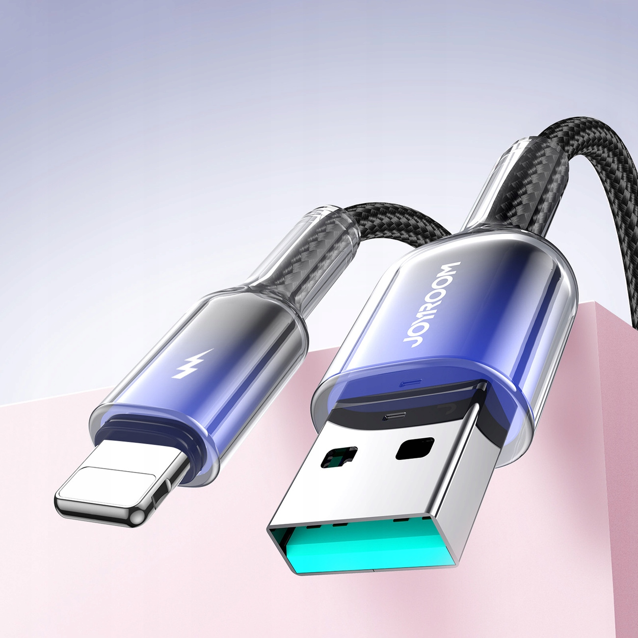 Czarny, pleciony kabel Joyroom ze złączami USB i Lightning. Przezroczyste obudowy ukazują złącza.